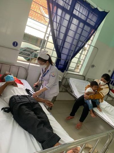 Tuyển người chăm bà Quận 3, lương 10-12 triệu, bà đi khung - Gọi 0931.170.617
